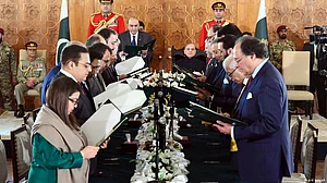 پاکستان میں نئی وفاقی کابینہ کے ارکان نے حلف اٹھا لیا