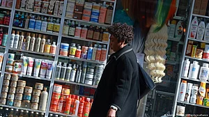 فرانس: بالوں سے متعلق امتیازی سلوک ختم کرنے کا نیا قانون