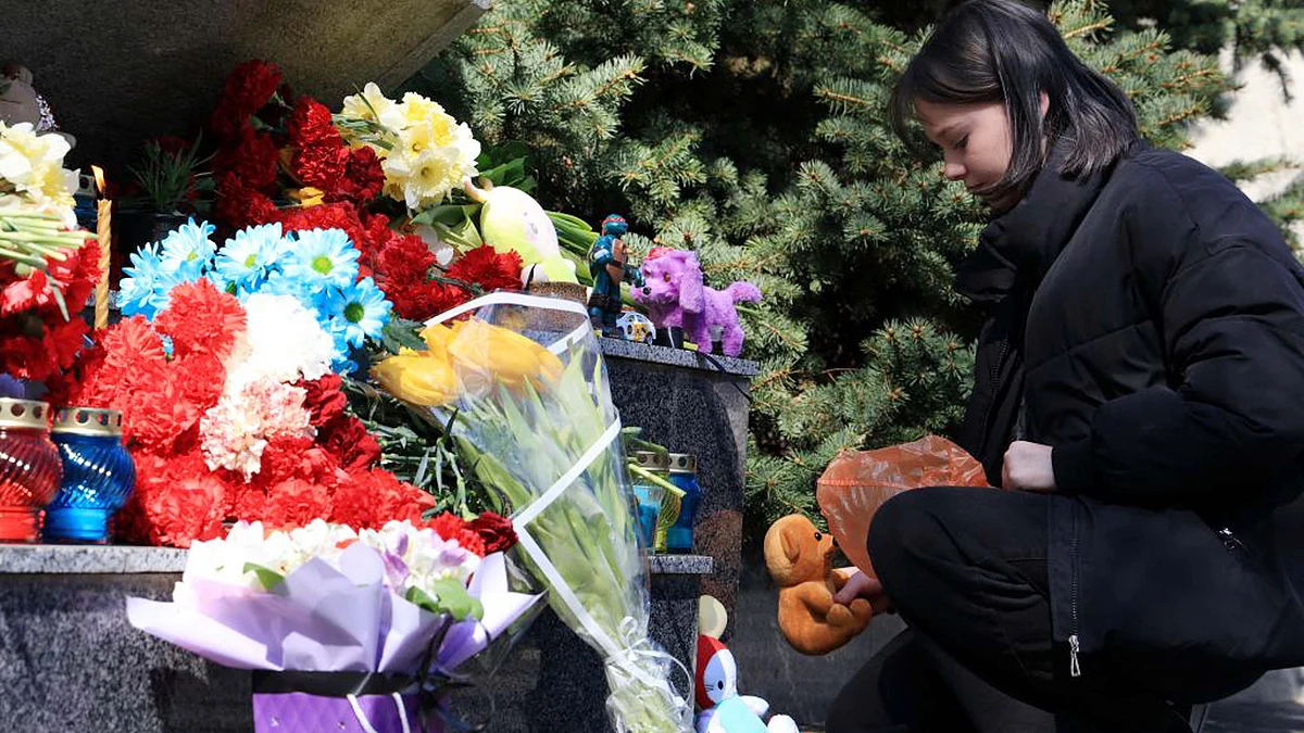 <div class="paragraphs"><p>ماسکو حملے میں مارے گئے لوگوں کو خراج عقیدت پیش کرتی ایک لڑکی / Getty Images</p></div>