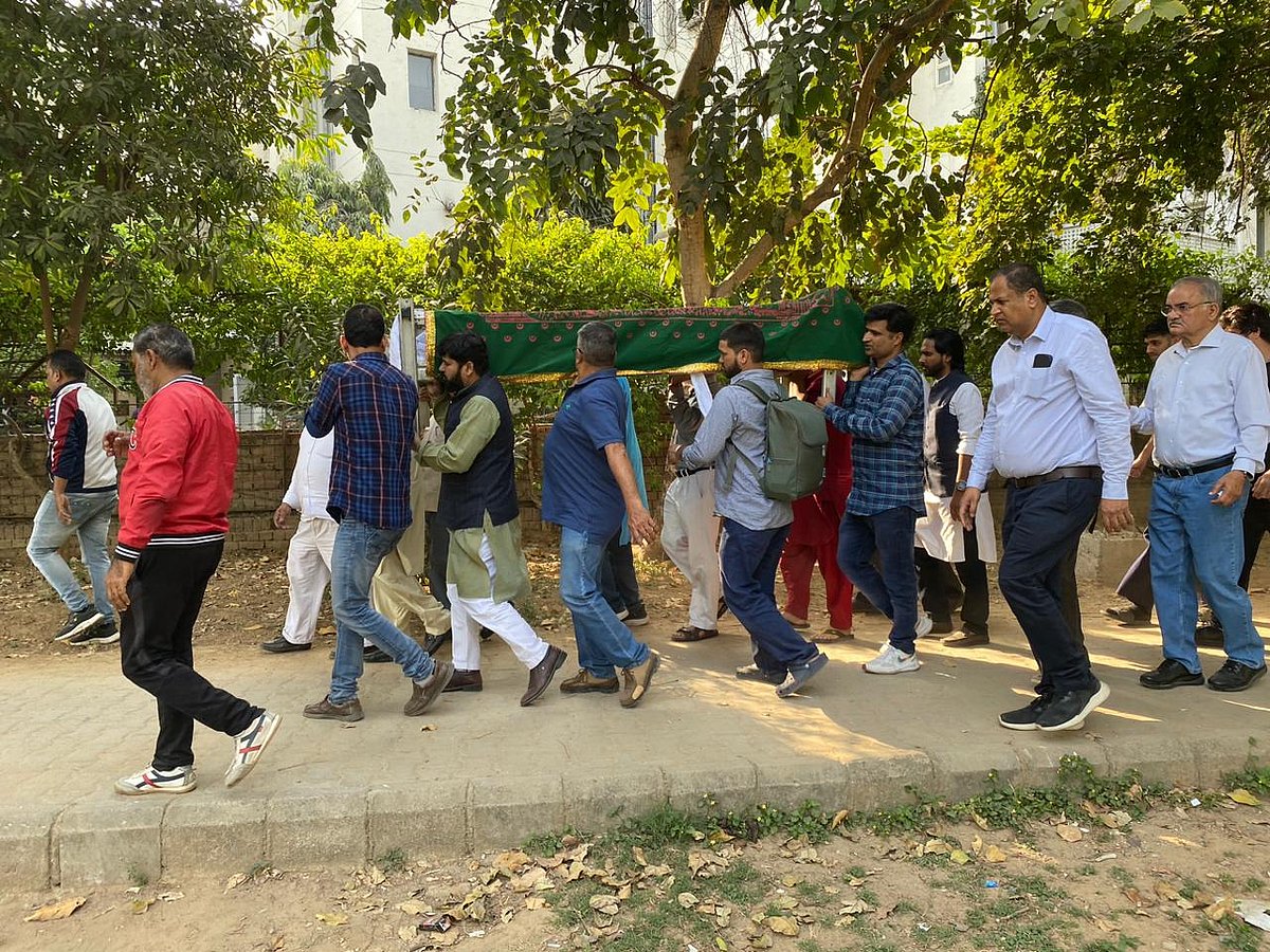 ظفر آغا کی آخری رسومات میں کئی معزز شخصیات نے کی شرکت، گھر سے قبرستان تک چلے ساتھ ساتھ