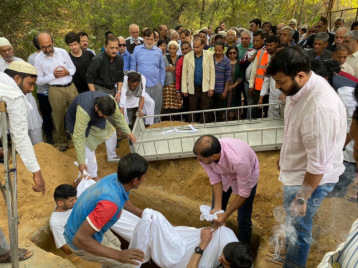 ظفر آغا کی آخری رسومات میں کئی معزز شخصیات نے کی شرکت، گھر سے قبرستان تک چلے ساتھ ساتھ
