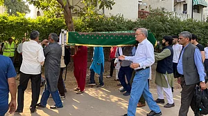 ظفر آغا نم آنکھوں کے درمیان سپردِ خاک، راہل گاندھی سمیت کئی اہم شخصیتوں کا اظہارِ تعزیت