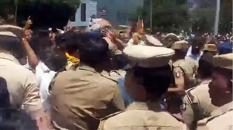 نیلگری میں پرچۂ نامزدگی داخل کرنے کے دوران بی جے پی-اے آئی اے ڈی ایم کے کارکنان میں تصادم، پولیس نے کیا لاٹھی چارج