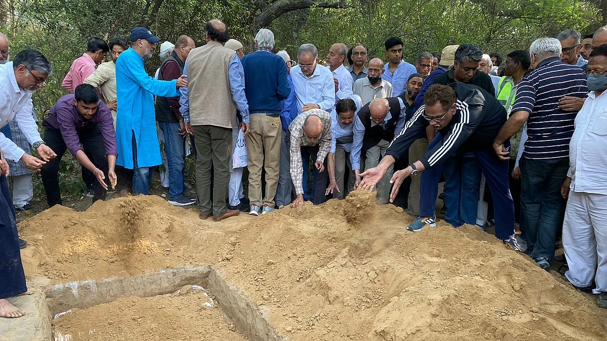 <div class="paragraphs"><p>ظفر آغا سپردِ خاک، تصویریں قومی آواز/ویپن</p></div>