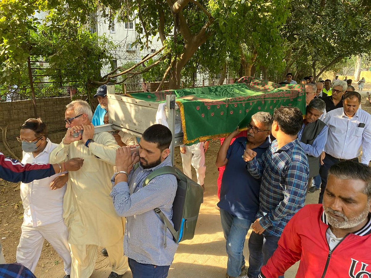 ظفر آغا کی آخری رسومات میں کئی معزز شخصیات نے کی شرکت، گھر سے قبرستان تک چلے ساتھ ساتھ