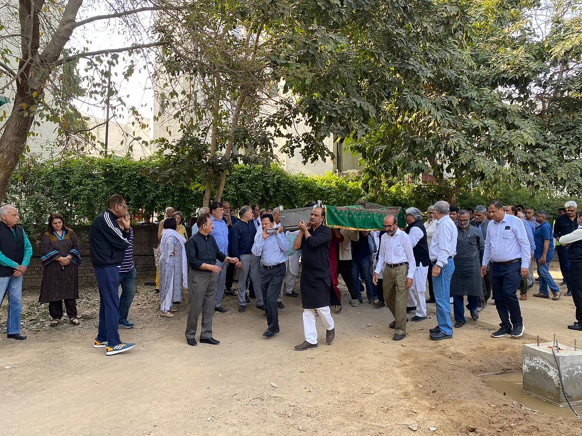 ظفر آغا نم آنکھوں کے درمیان سپردِ خاک، راہل گاندھی سمیت کئی اہم شخصیتوں کا اظہارِ تعزیت