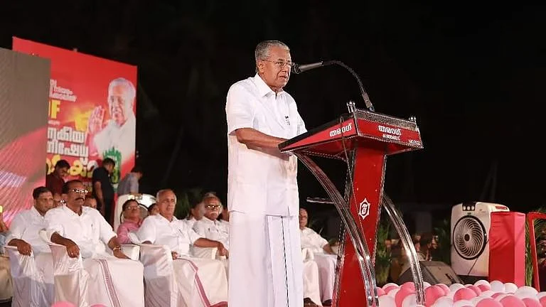 <div class="paragraphs"><p>کیرالہ کے وزیر اعلیٰ پنرائی وجین خطاب کرتے ہوئے /  تصویر : <em>cpimspeak@</em></p></div>