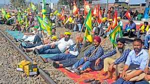 پنجاب میں کسانوں کا 'ریل روکو' احتجاج، ٹرین خدمات متاثر