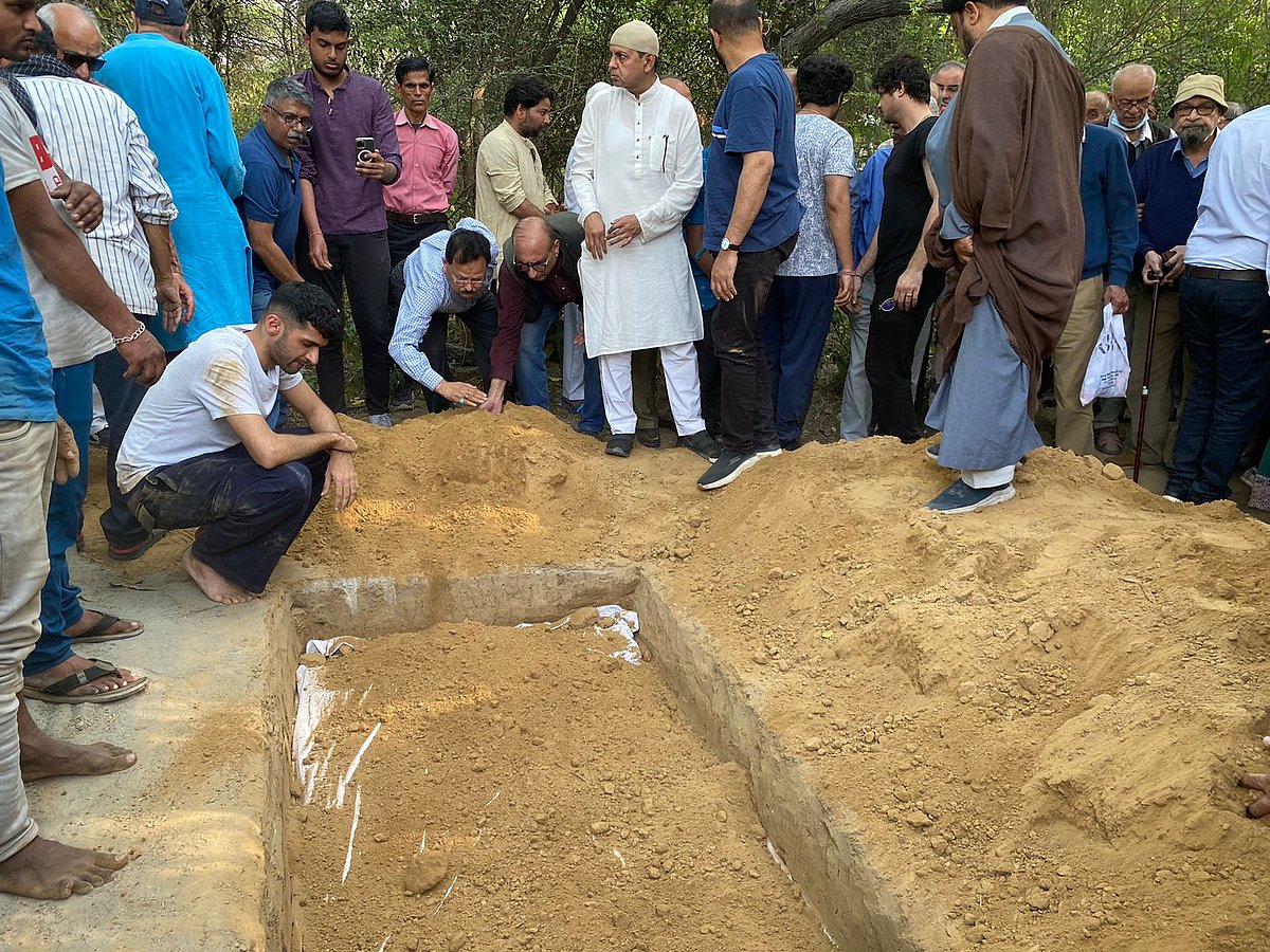 ظفر آغا کی آخری رسومات میں کئی معزز شخصیات نے کی شرکت، گھر سے قبرستان تک چلے ساتھ ساتھ
