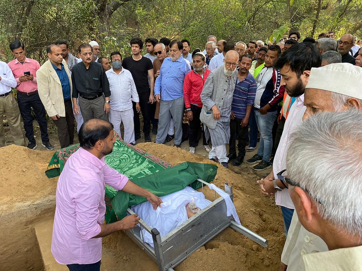 ظفر آغا کی آخری رسومات میں کئی معزز شخصیات نے کی شرکت، گھر سے قبرستان تک چلے ساتھ ساتھ