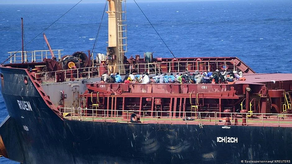 کارگو جہاز میں موجود عملے کے17افراد بازیاب