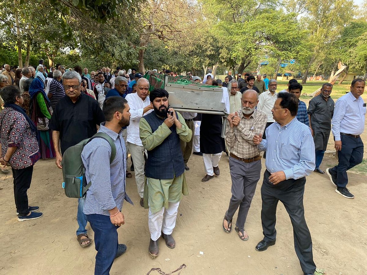 ظفر آغا نم آنکھوں کے درمیان سپردِ خاک، راہل گاندھی سمیت کئی اہم شخصیتوں کا اظہارِ تعزیت