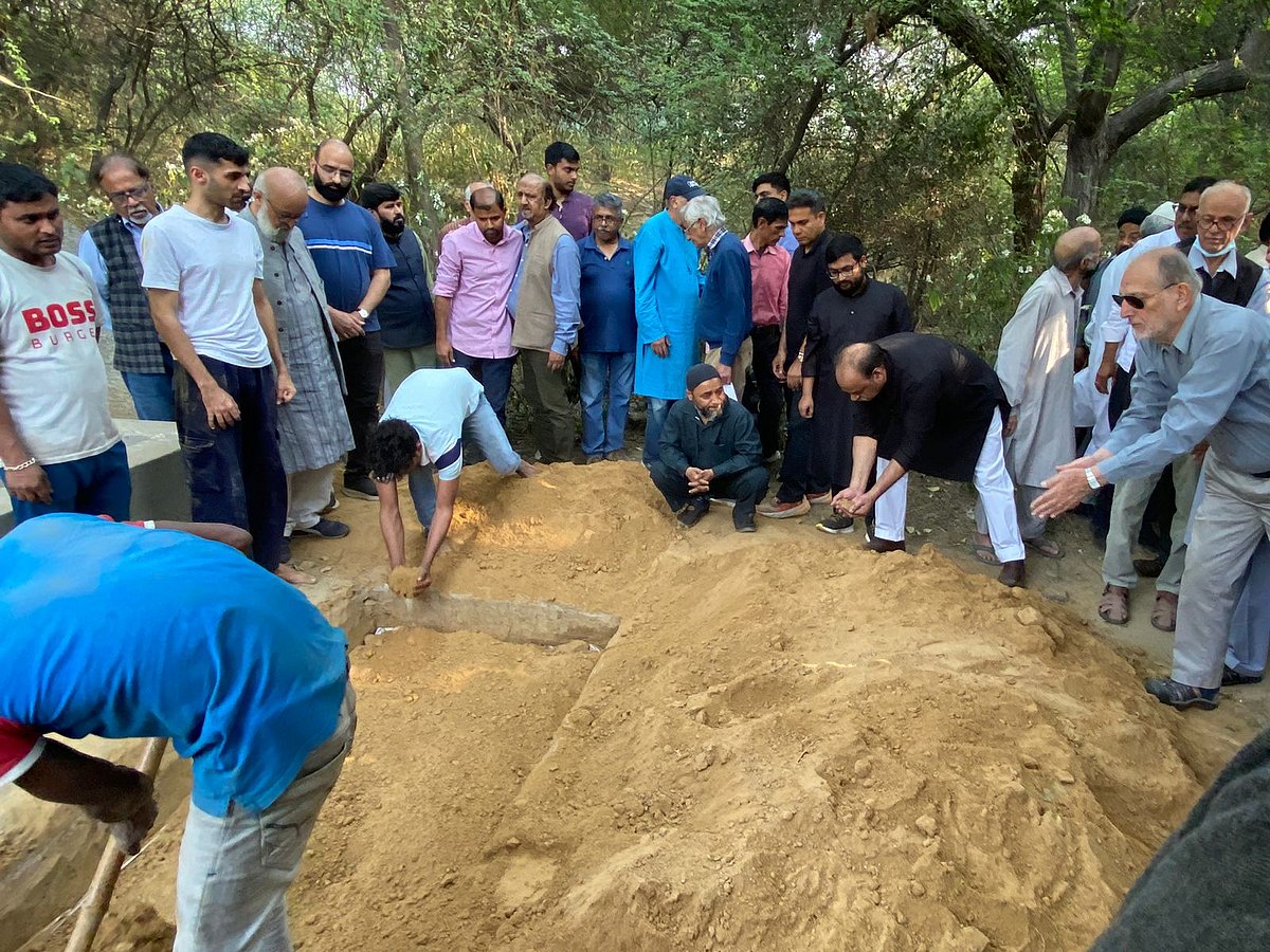 ظفر آغا نم آنکھوں کے درمیان سپردِ خاک، راہل گاندھی سمیت کئی اہم شخصیتوں کا اظہارِ تعزیت