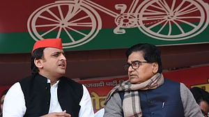 اکشے اور آدتیہ یادو نے سماجوادی سے پرچہ نامزدگی داخل کیا