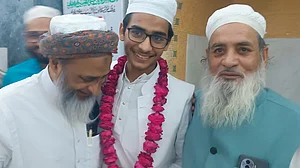 جب تک قرآن ہے دنیا میں مسلمان کا کوئی کچھ نہیں بگاڑ سکتا: مولانا نیاز احمد فاروقی