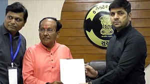 سورت میں بی جے پی امیدوار کے بلامقابلہ منتخب ہونے پر کانگریس پہونچی الیکشن کمیشن، دوبارہ انتخاب کرانے کا مطالبہ