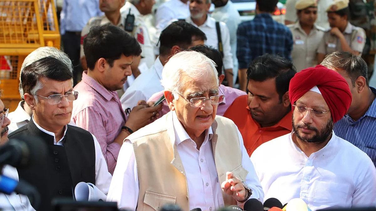 <div class="paragraphs"><p>نامہ نگاروں سے بات کرتے ہوئے سلمان خورشید، تصویر قومی آواز/ویپن</p></div>