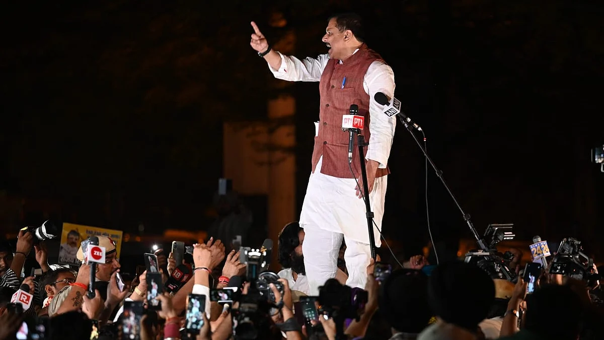 <div class="paragraphs"><p>تہاڑ جیل سے باہر نکلنے کے بعد حامیوں سے روبرو سنجے سنگھ، تصویر قومی آواز/ویپن</p></div>