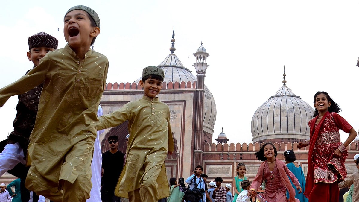 گجرات میں عید جوش و خروش سے منائی گئی