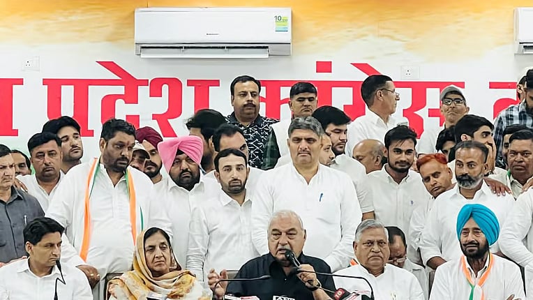 ہریانہ: جے جے پی کو لگا زوردار جھٹکا، سابق ریاستی صدر سمیت کئی لیڈران کانگریس میں شامل