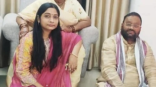 <div class="paragraphs"><p>سنگھمترا موریہ اپنے والد سوامی پرساد موریہ کے ساتھ/ تصویر: فیس بک سنگھمترا موریہ</p></div>