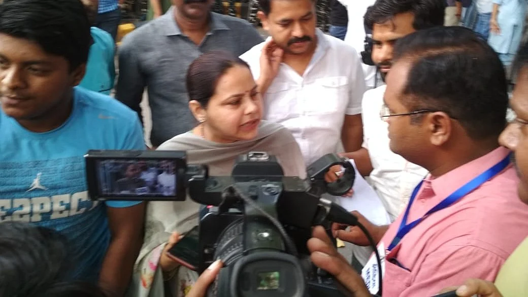 <div class="paragraphs"><p>آر جے ڈی لیڈر میسا بھارتی میڈیا سے گفتگو کرتے ہوئے / تصویر سوشل میڈیا</p></div>