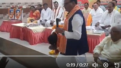 راج بھر کے بیٹے نےبی جے پی کارکنان کے  قدموں پر گر کر معافی مانگی