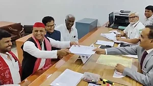 ایس پی سربراہ اکھلیش یادو نے داخل کیا قنوج سے پرچۂ نامزدگی، بی جے پی کے سبرت پاٹھک ہوں گے مدمقابل
