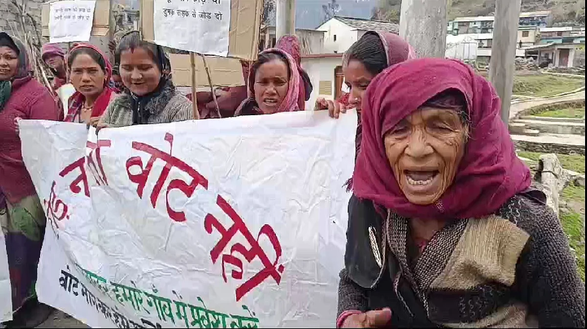 <div class="paragraphs"><p>اتراکھنڈ میں روڈ نہیں تو ووٹ نہیں / تصویر: آئی اے این ایس</p></div>