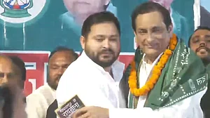 آر جے ڈی میں شامل ہوئے ایم پی محبوب علی، کہا ’آج ہوئی ہے صحیح معنوں میں میری گھر واپسی‘