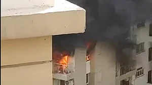 نوئیڈا کی سوسائٹی میں ’اے سی‘ میں دھماکہ، کئی فلیٹوں میں لگی آگ