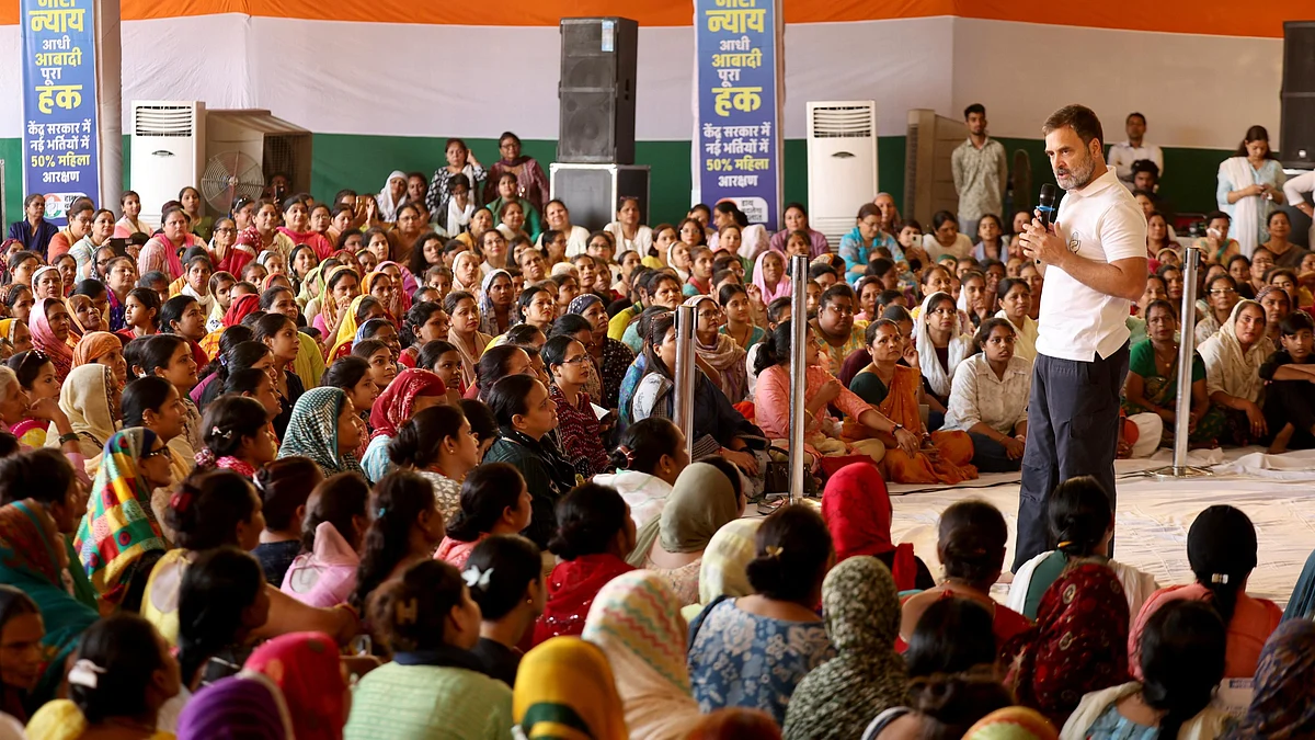 <div class="paragraphs"><p>دہلی میں خواتین کی ایک تقریب سے خطاب کرتے ہوئے راہل گاندھی، تصویر @INCIndia</p></div>