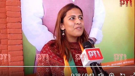 منوج تیواری کی بیٹی ریتی تیواری بی جے پی میں شامل، بی جے پی میں خاندانی سیاست کی ایک اور مثال