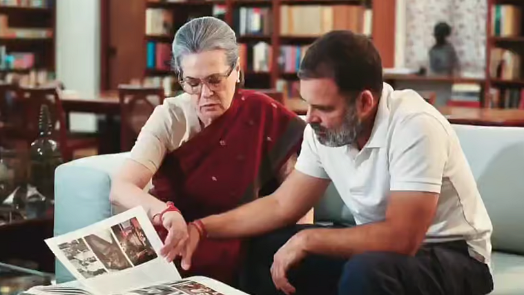 <div class="paragraphs"><p>رائے بریلی اور امیٹھی کی پرانی یادوں پر تبادلہ خیال کرتے ہوئے راہل گاندھی اور سونیا گاندھی</p></div>