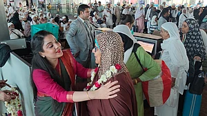 دہلی سے ساتویں حج پرواز کے ذریعے 58 بغیر محرم خاتون عازمین حج مدینہ کے لیے روانہ
