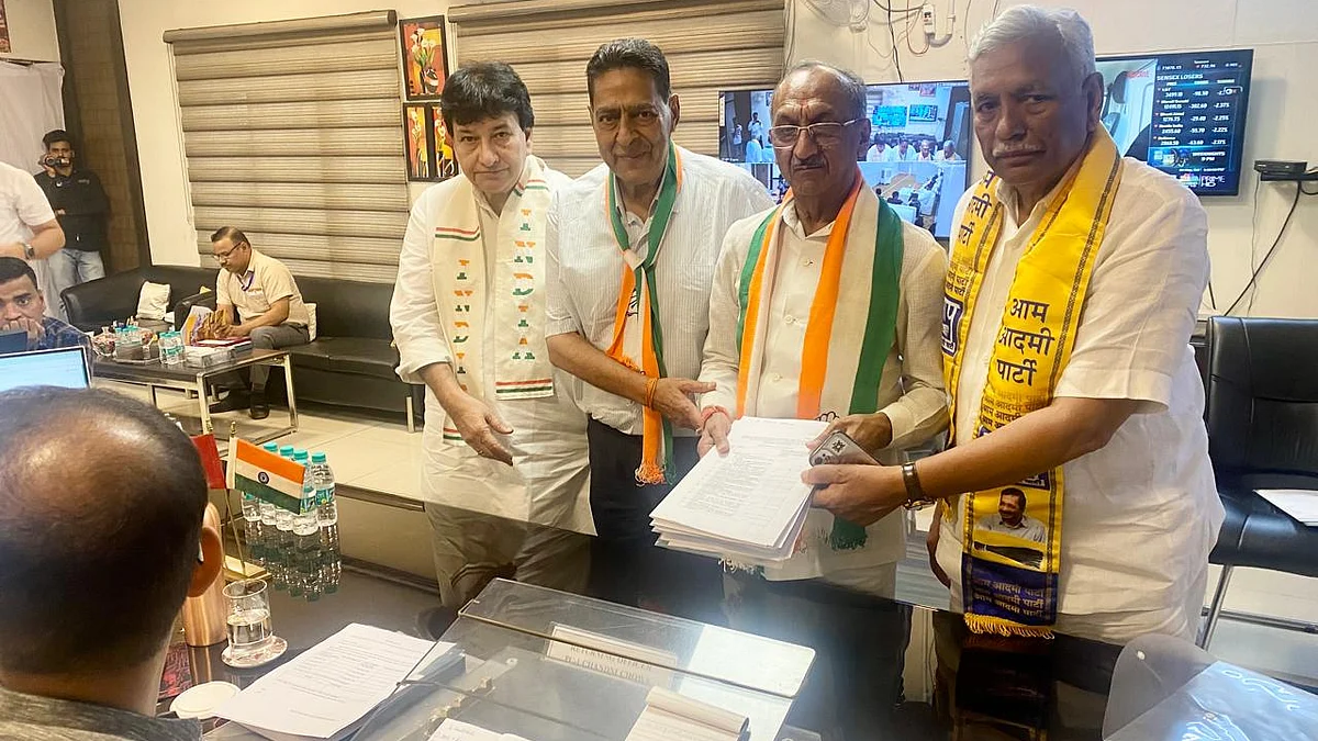 <div class="paragraphs"><p>چاندنی چوک لوک سبھا سیٹ سے پرچہ نامزدگی داخل کرتے ہوئے جئے پرکاش اگروال</p></div>