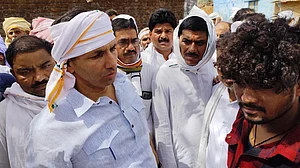 جیتو پٹواری ساگر میں دلت متاثرہ خاندان کے پاس پہنچے، راہل گاندھی سے کرائی بات، ہر ممکن مدد کی یقین دہانی