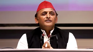 امیٹھی میں ’سلینڈر‘ والے لوگ اب ’سرینڈر‘ کر رہے ہیں، اسمرتی ایرانی پر اکھلیش یادو کی سخت تنقید