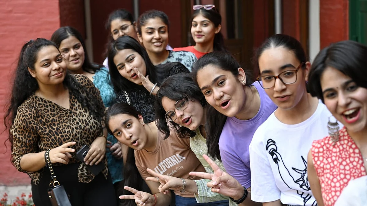 <div class="paragraphs"><p>خوشی کا اظہار کرتی ہوئیں طالبات، تصویر ویپن/قومی آواز</p></div>