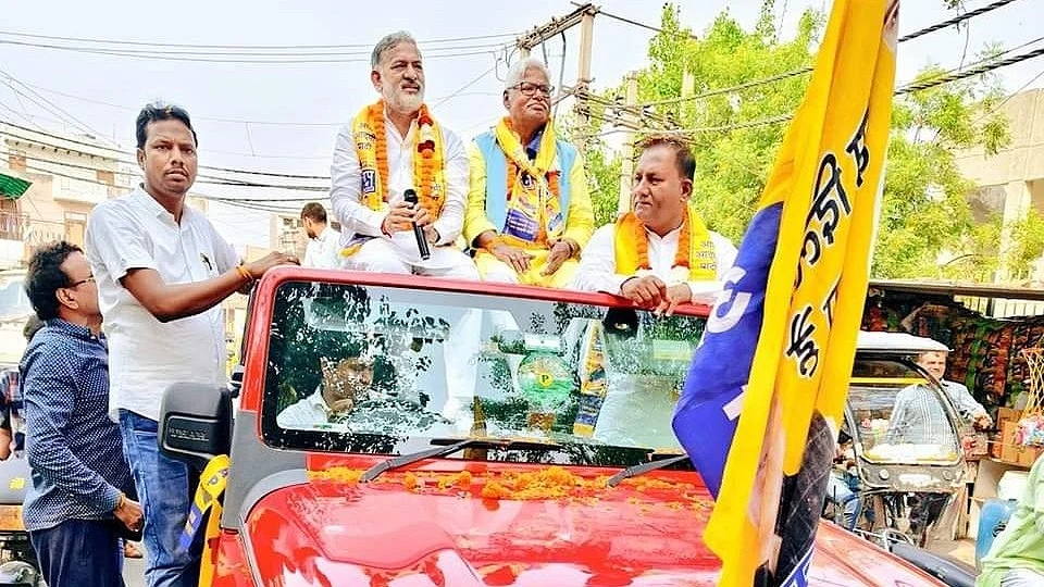 <div class="paragraphs"><p>مہابل مشرا انتخابی تشہیر کرتے ہوئے</p></div>