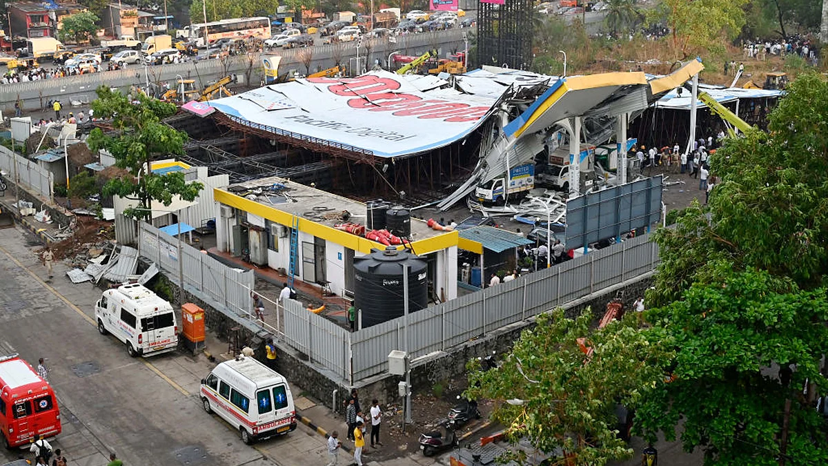 <div class="paragraphs"><p>ممبئی میں ہورڈنگ گرنے سے حادثہ / Getty Images</p></div>
