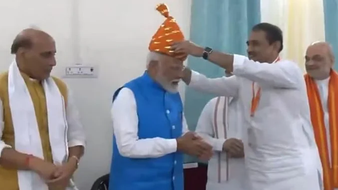 <div class="paragraphs"><p>پرفل پٹیل پی ایم مودی کو زرہ&nbsp;ٹوپ پہناتے ہوئے / ویڈیو گریب</p></div>