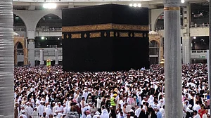 افسران کا دعوی کہ حج سستا ہوگیا ہے، آدھا سچ: نوشاد اعظمی
