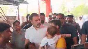 ووٹنگ میں بے ضابطگی کی خبروں کے درمیان راہل گاندھی رائے بریلی پہنچے، پولنگ بوتھوں کا لیا جائزہ