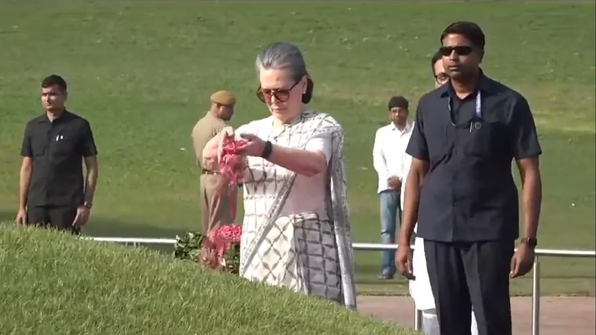 <div class="paragraphs"><p>جواہر لال نہرو کو خراج عقیدت پیش کرتی ہوئیں سونیا گاندھی</p></div>