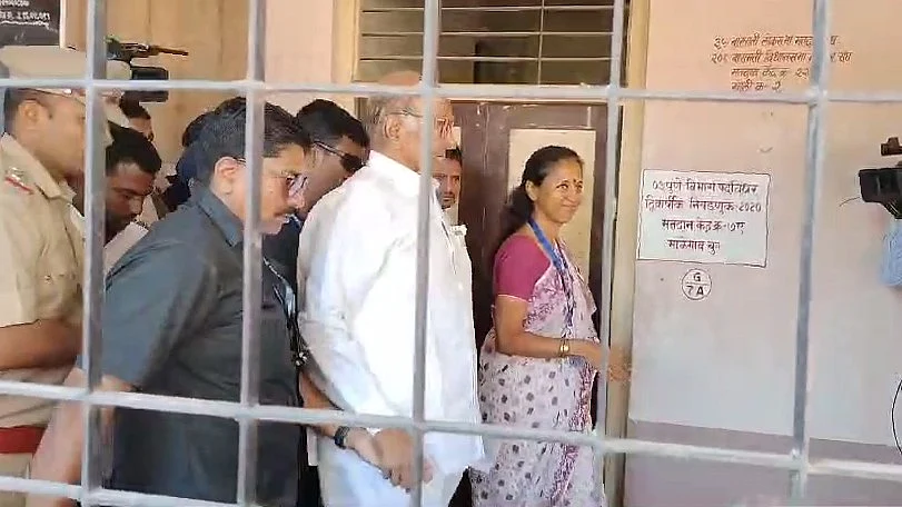 <div class="paragraphs"><p>شرد پوار بیٹی سپریا سولے کے ساتھ پولنگ بوتھ پر/ تصویر: آئی اے این ایس</p></div>