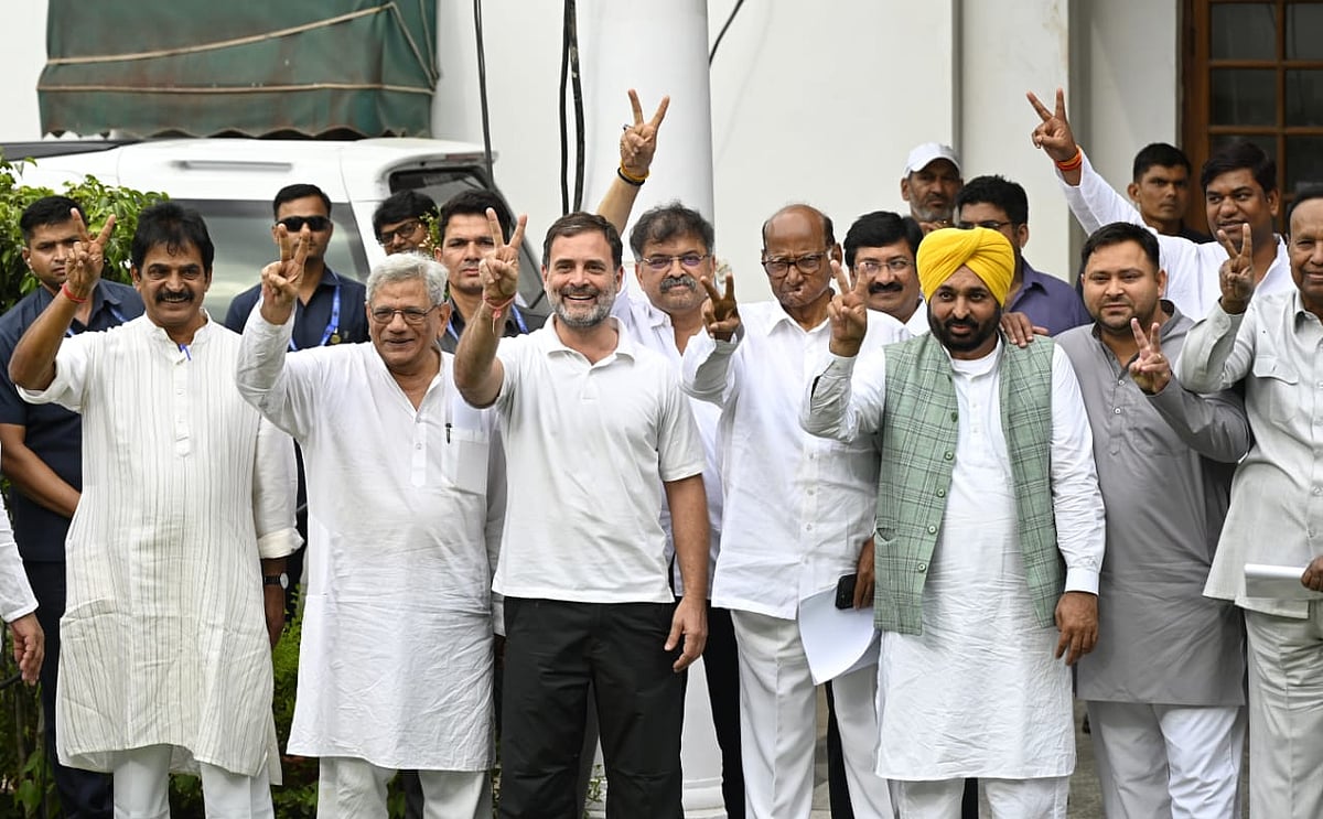 انڈیا بلاک کی میٹنگ میں کھڑگے، سونیا، اکھلیش، تیجسوی، راہل، چمپئی، شرد جیسے لیڈران کی شرکت، دیکھیں تصویری جھلکیاں