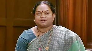 کانگریس کی رکن راجیہ سبھا پھلو دیوی نیتام ایوان میں بے ہوش، نیٹ معاملے پر احتجاج میں بگڑی طبیعت