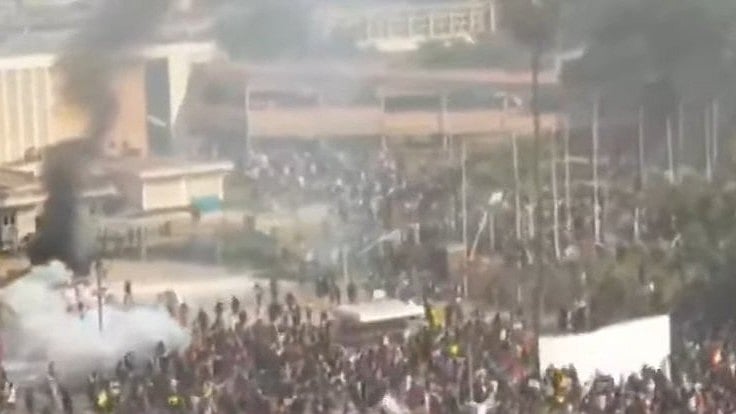 کینیا میں ’ٹیکس‘ کے خلاف عوام کا زبردست ہنگامہ، مظاہرین نے پارلیمنٹ کو کیا نذرِ آتش، 10 افراد جاں بحق، 50 سے زائد زخمی