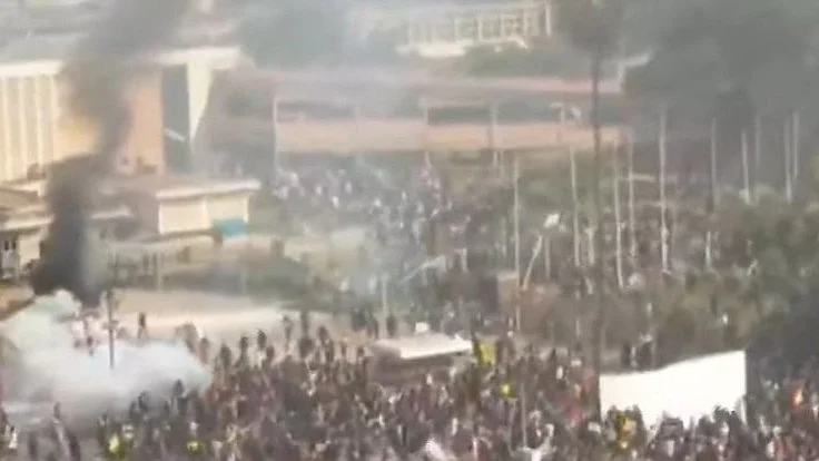 <div class="paragraphs"><p>کینیا میں پارلیمنٹ کا ایک حصہ نذرِ آتش، تصویر سوشل میڈیا</p></div>